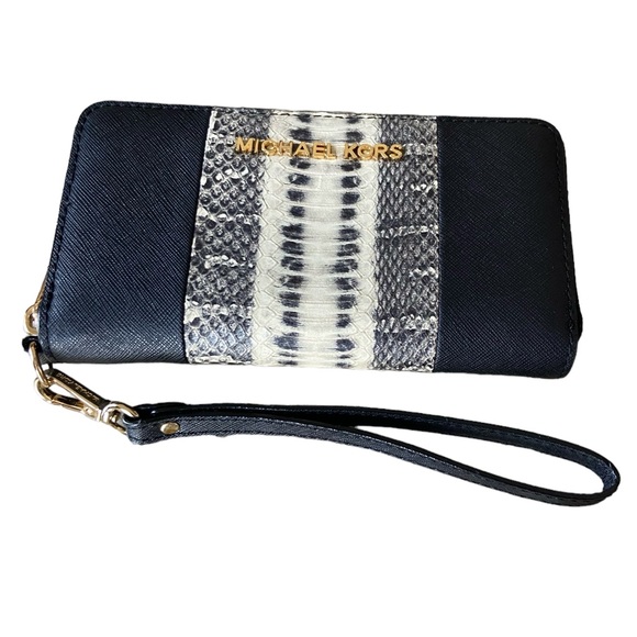 Michael Kors Handbags - Michael Kors Wristlet